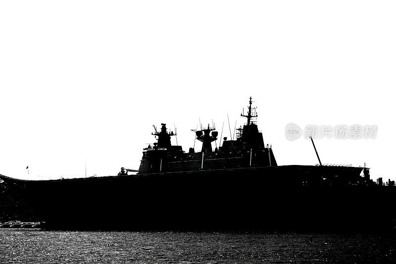海军舰艇的黑白剪影，背景与复制空间