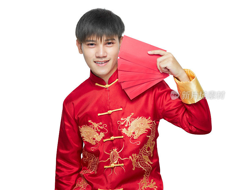 年轻的亚洲男子在普通话领连衣裙拿着红包在白色的背景与剪报路径。中国新年的概念。