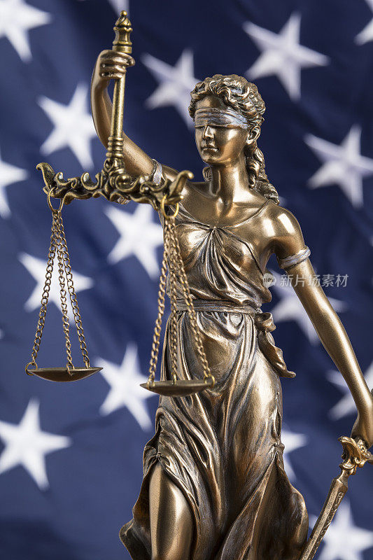 正义女神忒弥斯或正义女神的雕像，蒙着眼睛的正义女神对抗着美国国旗，作为一个法律概念