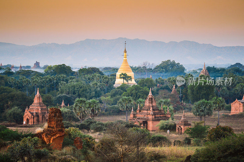 阳光明媚的宝塔，宁静的阳光时光，在缅甸蒲甘的寺庙旅游美丽的建筑旅游