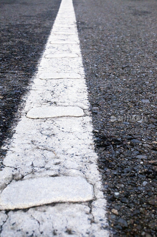 乡村公路上的白色单线特写。