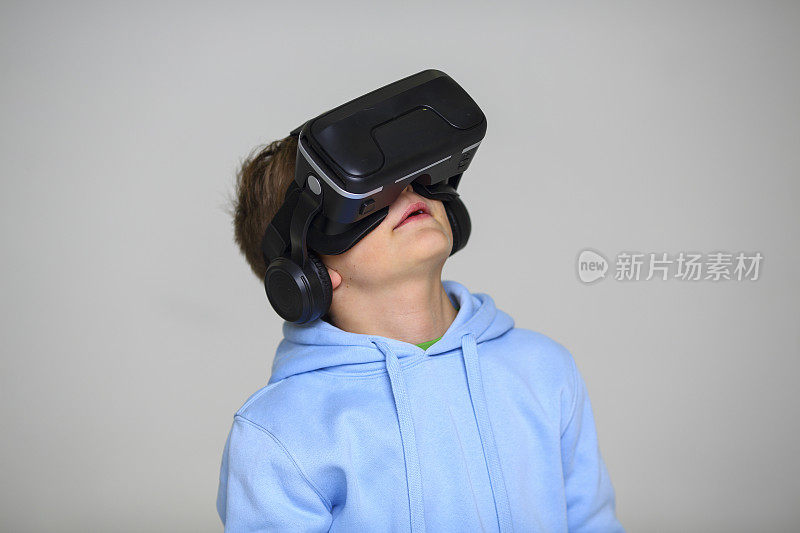 戴着虚拟现实眼镜的男孩抬头看