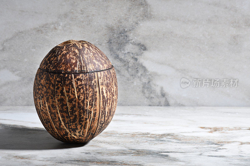 大理石纹理背景上手工制作的椰子碗