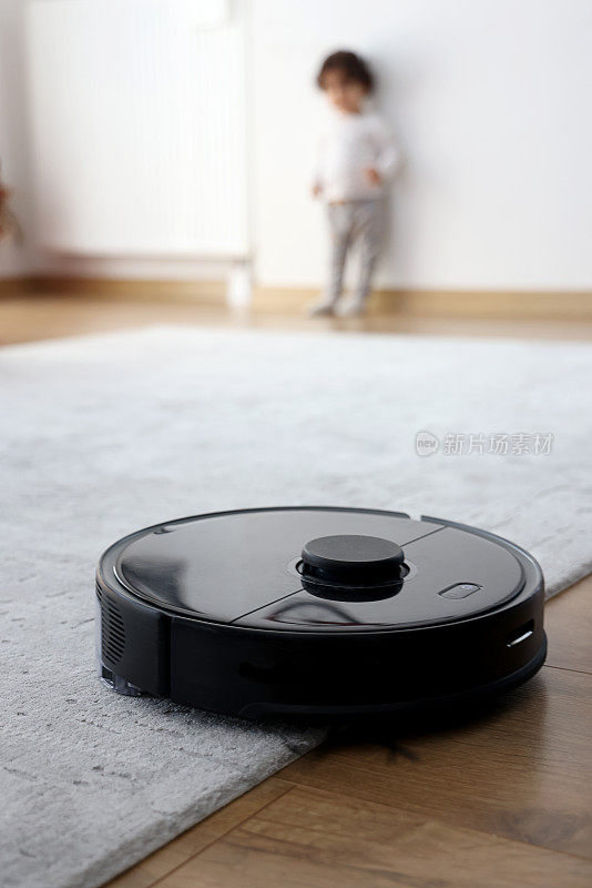 机器人真空吸尘器在地毯上工作