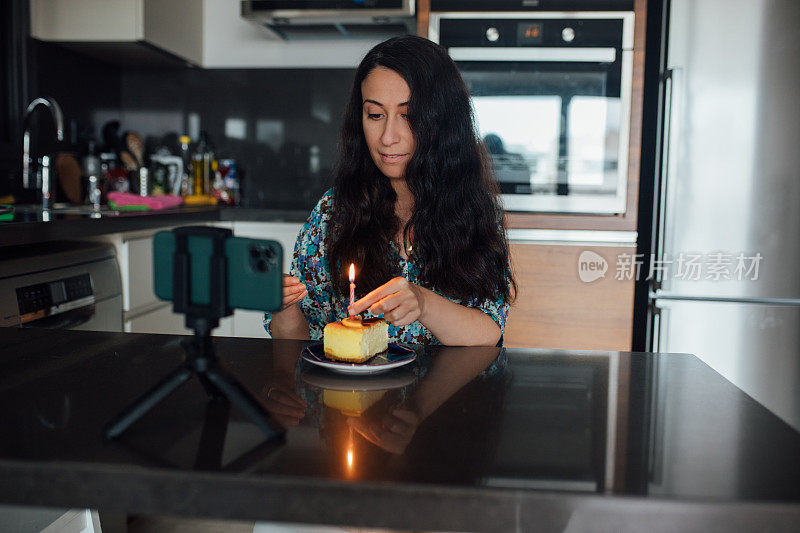 吹气前把蜡烛放在蛋糕上的女人