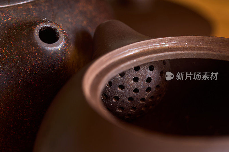 中国茶道功夫茶。有选择性的重点。两个手工制作的紫砂壶，里面有泥球滤嘴，用来泡制舒普洱茶、红茶或乌龙茶。