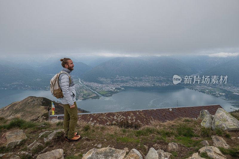 男性徒步旅行者从山顶眺望风景