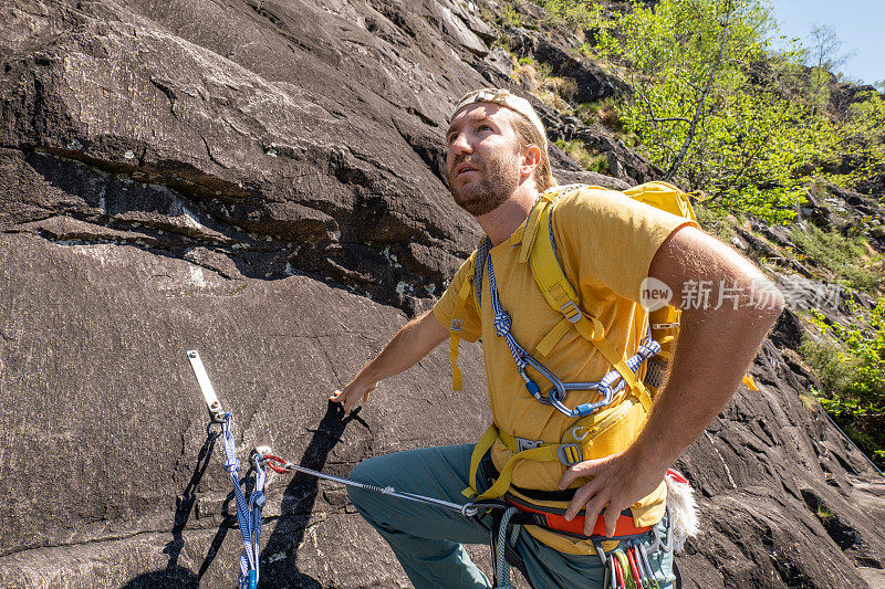 登山者在多节距攀登路线上对材料进行分类