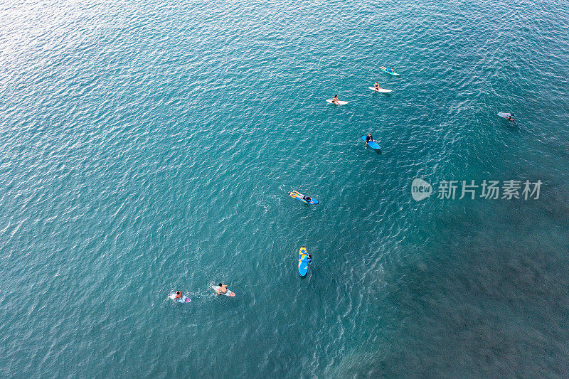 巴厘岛——从上面冲浪者。