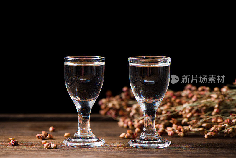 中国白酒或用玻璃杯盛在桌上