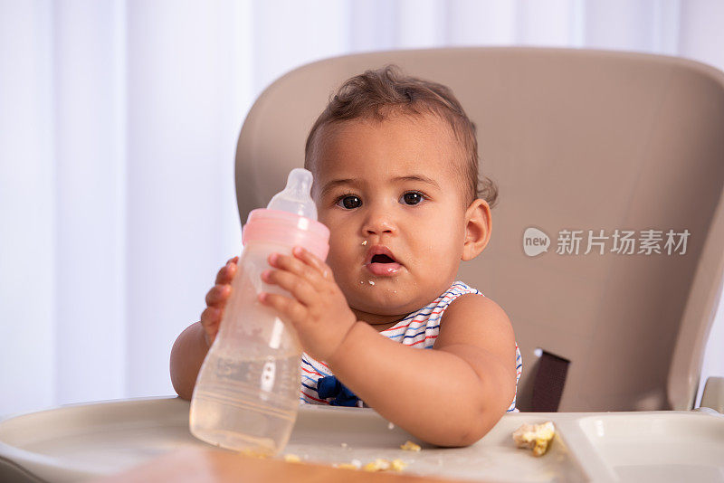 可爱的宝宝正在喝水。