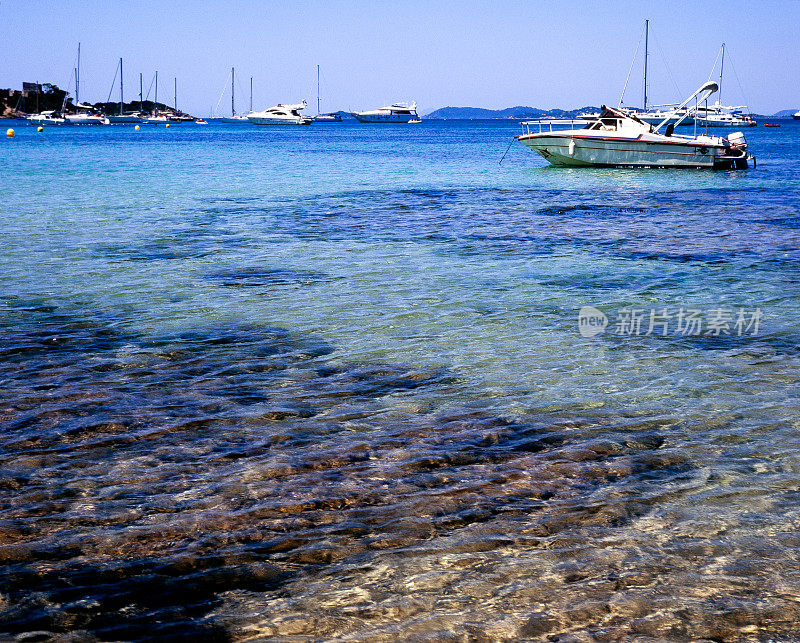 在法国的Porquerolles岛上航行