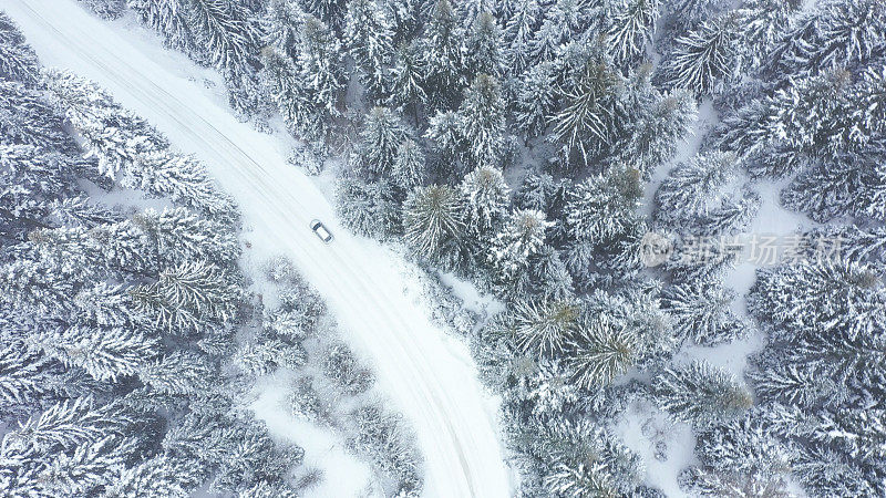 汽车行驶在冬天的乡村道路上