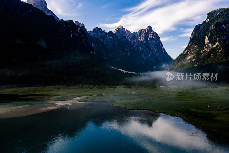 暑假，欧洲山区的绿湖在迪多比阿卡湖