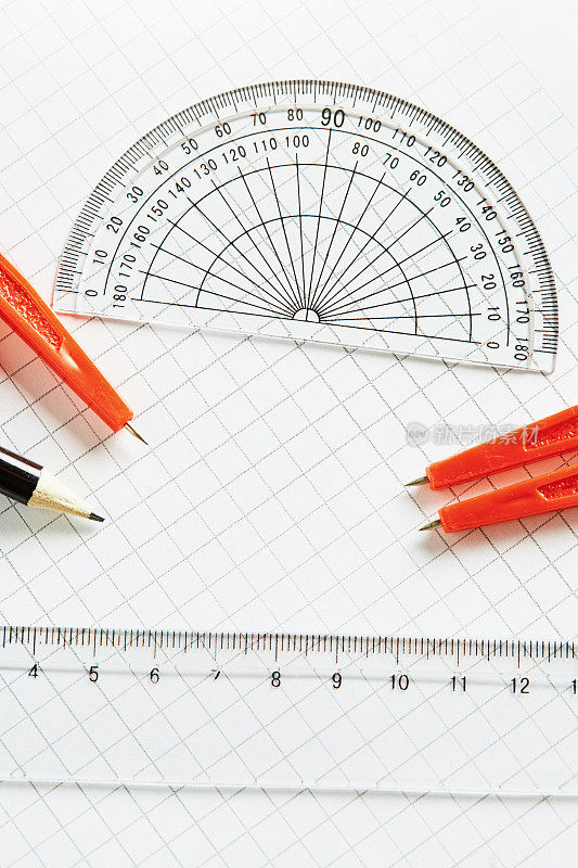 学习数学:在方格纸上画圆规、分规、铅笔、尺子和量角器