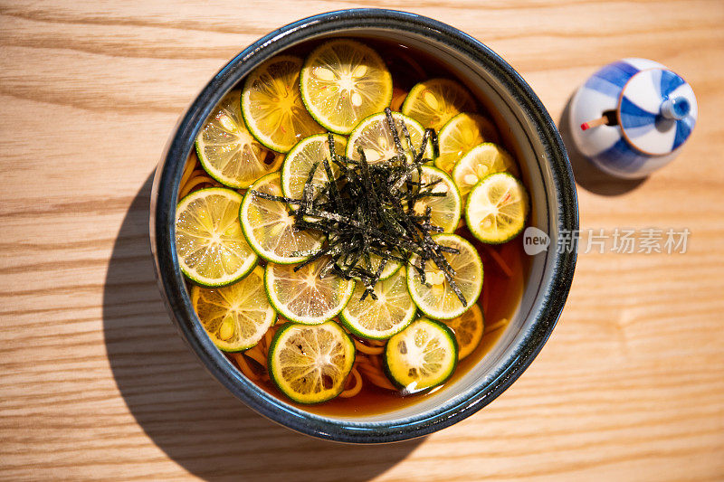 日本荞麦面加酸橙