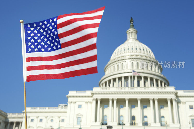 美国国旗在华盛顿特区国会大厦飘扬