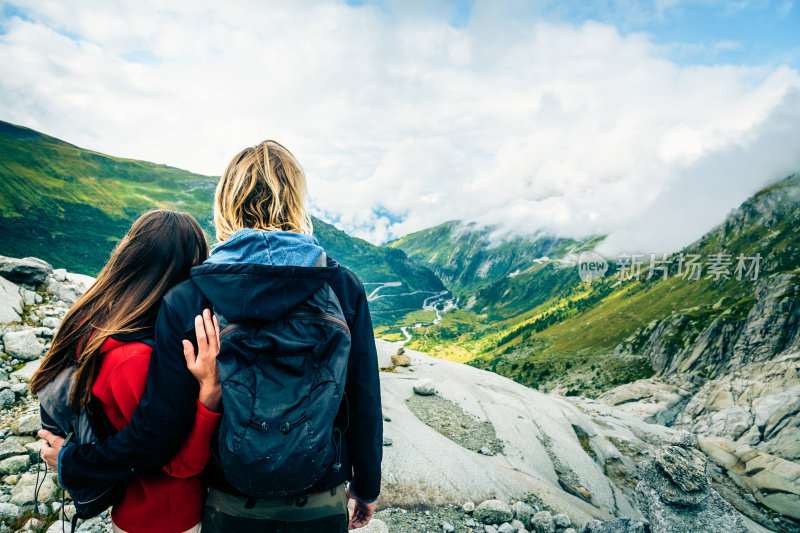 在瑞士阿尔卑斯山徒步旅行的年轻夫妇