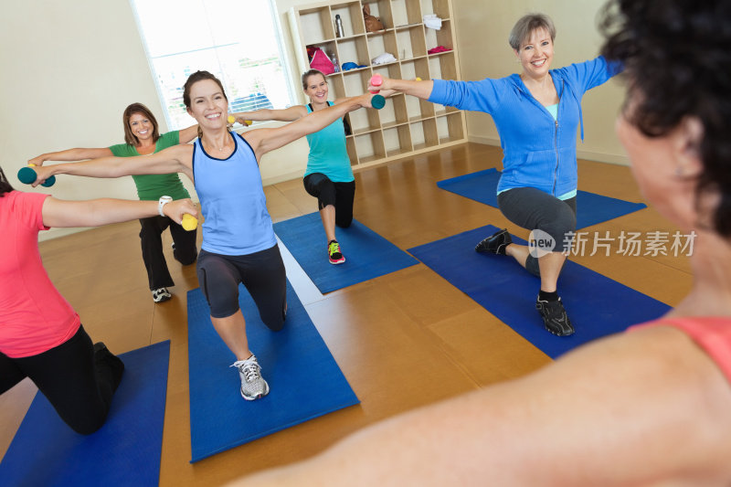 健康群女士伸展运动健身课
