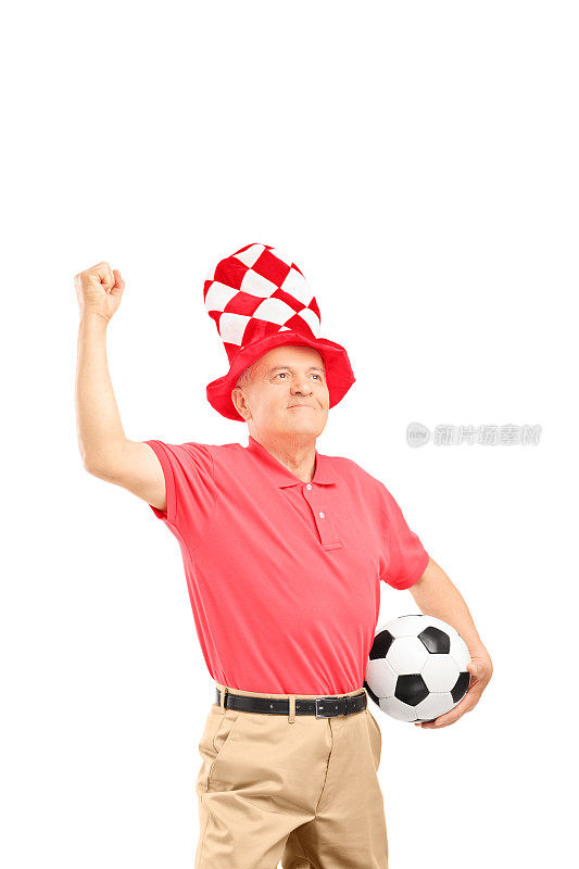 成熟的体育迷拿着帽子拿着足球