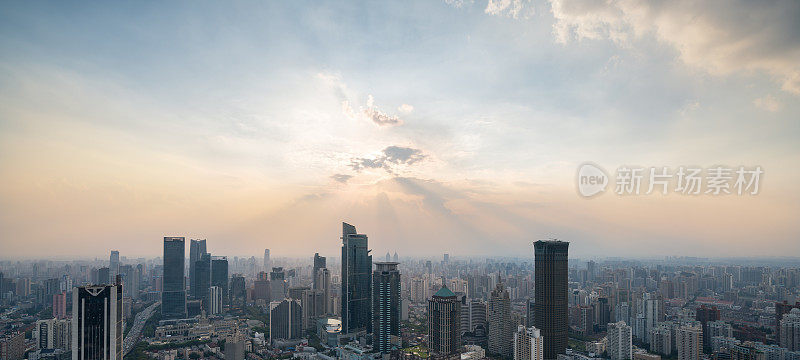 背面的商人看日落以上的上海城市