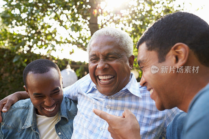 老人在花园里和他成年的儿子们聊天，
