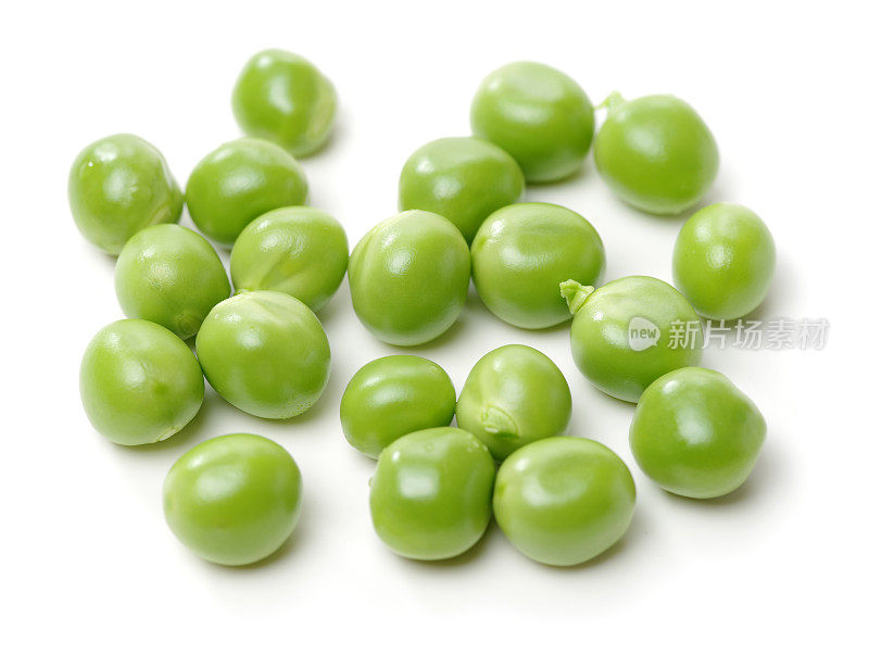 新鲜的绿色豌豆孤立在白色上