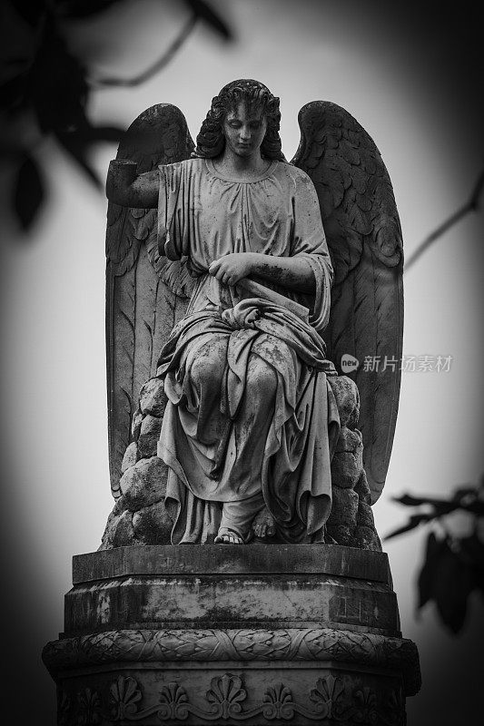 在墓地悼念天使雕像
