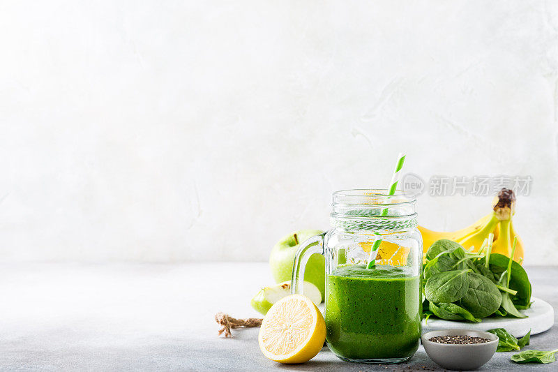 玻璃罐中菠菜的健康绿色奶昔