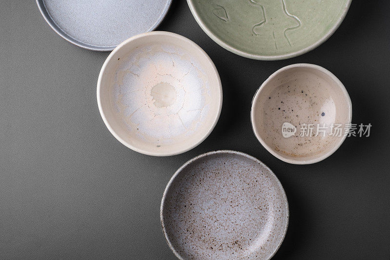 灰色背景上的陶瓷碗