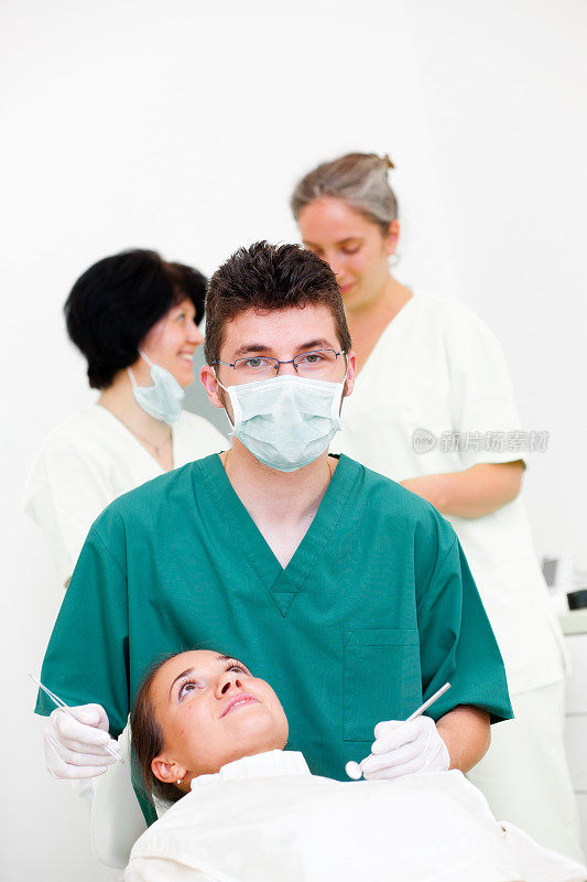 牙科诊所，病人正在接受检查