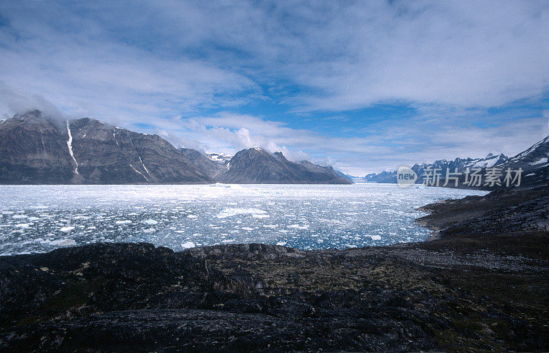 迅速消退的米德加德冰川。东格陵兰