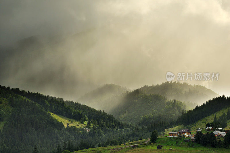 乡村山地景观与金色的阳光