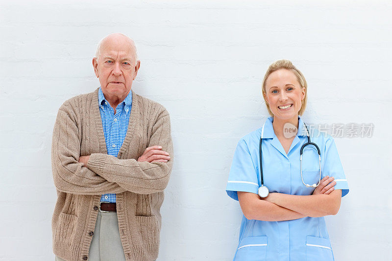 一个老人和一个年轻的护士靠墙站着
