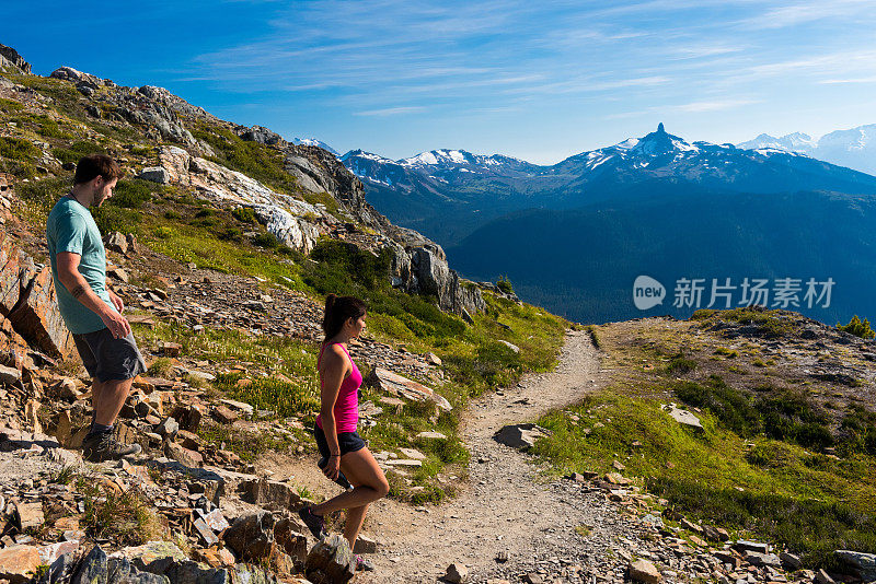 一对夫妇在山里徒步旅行