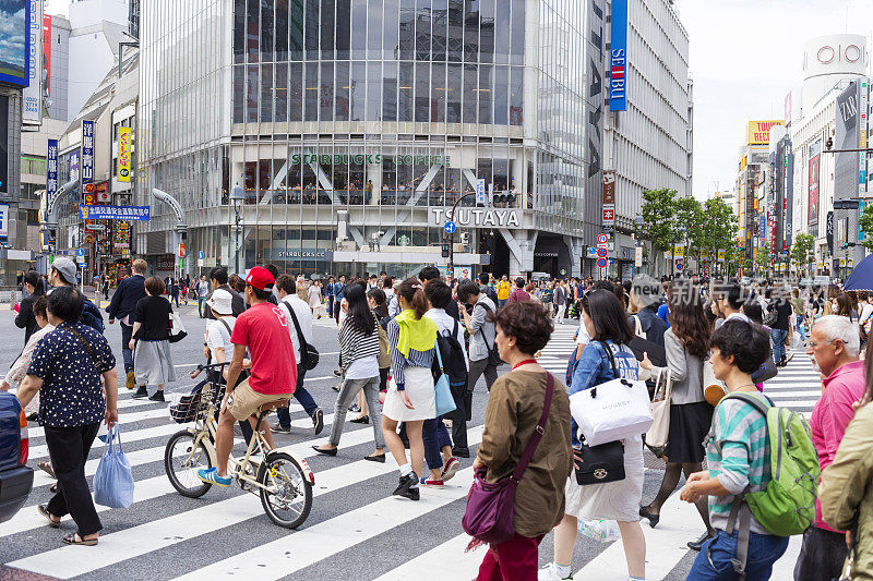 在日本涩谷十字路口，人们正在过马路