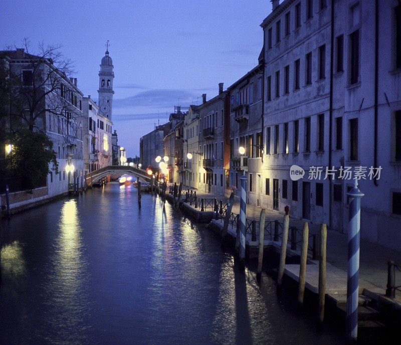 晚上在意大利威尼斯的运河上
