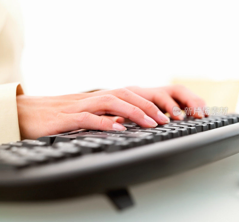 女性用手在电脑键盘上打字