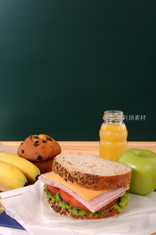 有黑板的学校午餐