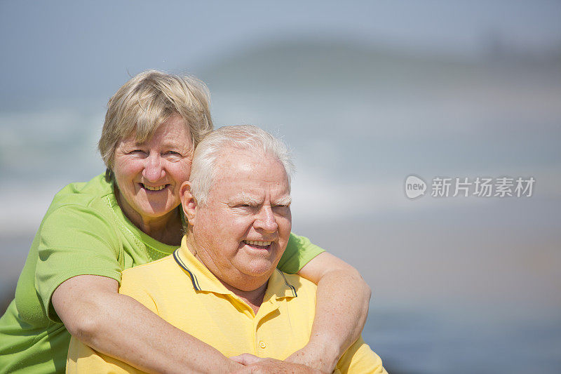 老年情侣在海滩拥抱