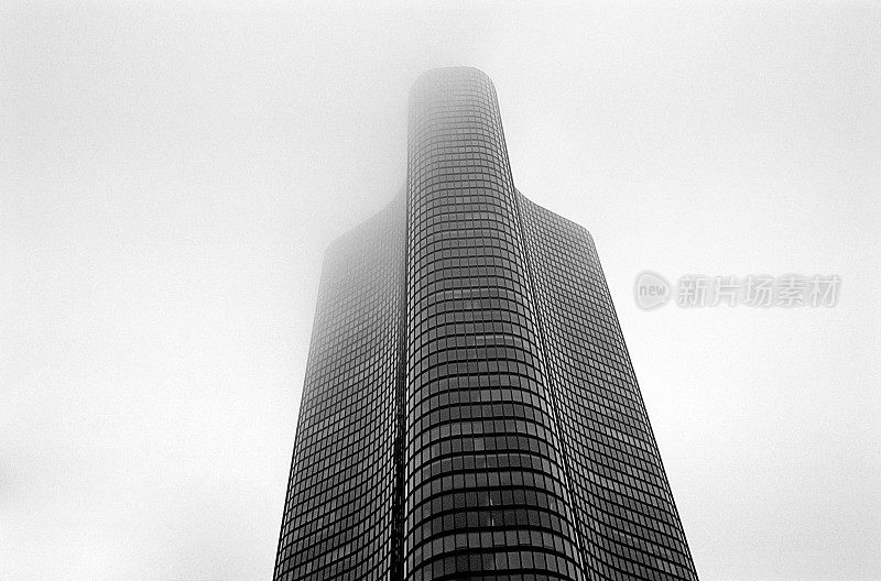 雾中的未来主义玻璃办公大楼