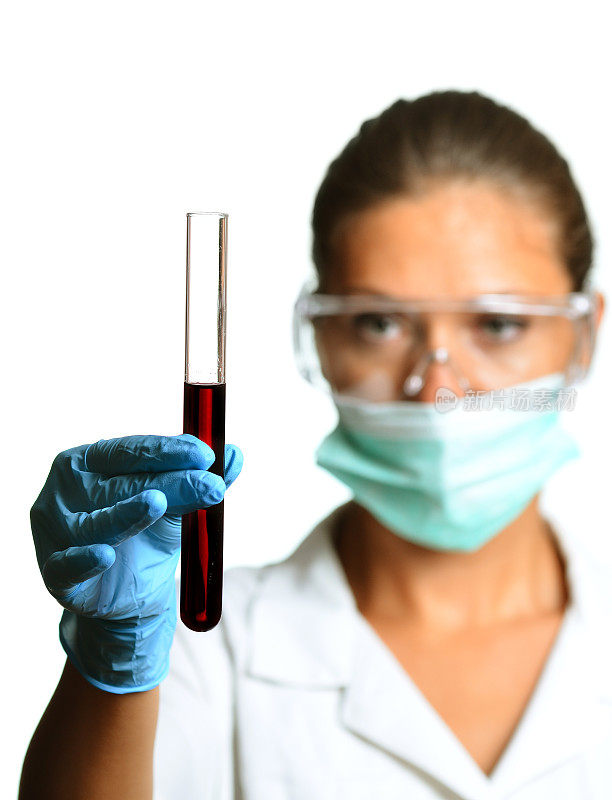 年轻科学家在实验室用管子里的血样做实验