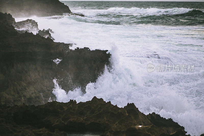 海浪拍打