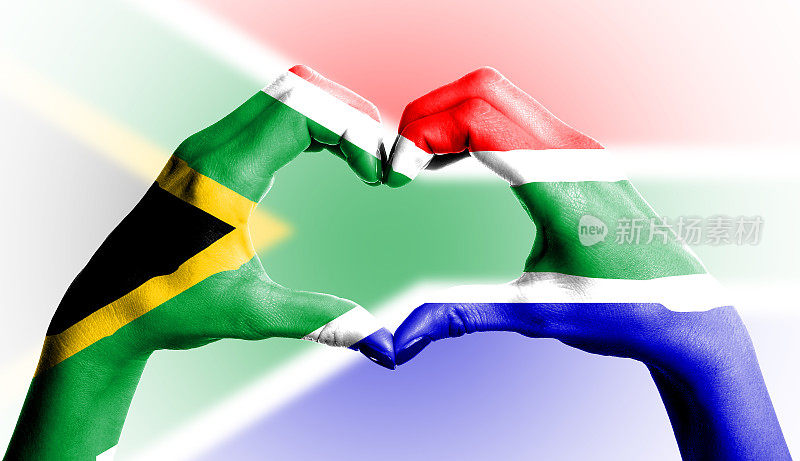 南非国旗在孤立的背景上心形的人的手