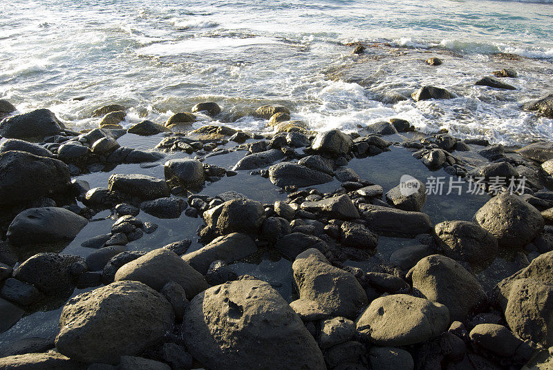 岩石海岸上的潮汐