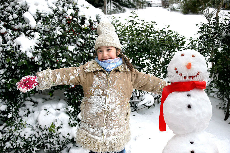 快乐的小女孩和雪人