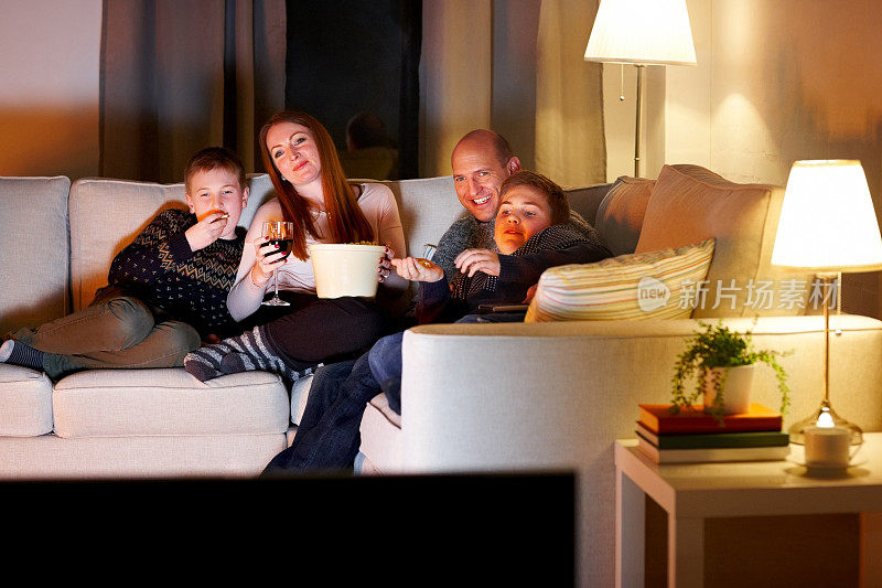 家人晚上看电视