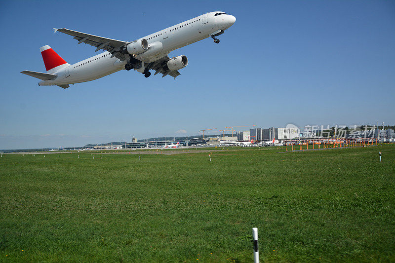 客机在起飞上空向上飞行