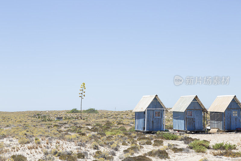 沙滩上的三间蓝色小屋