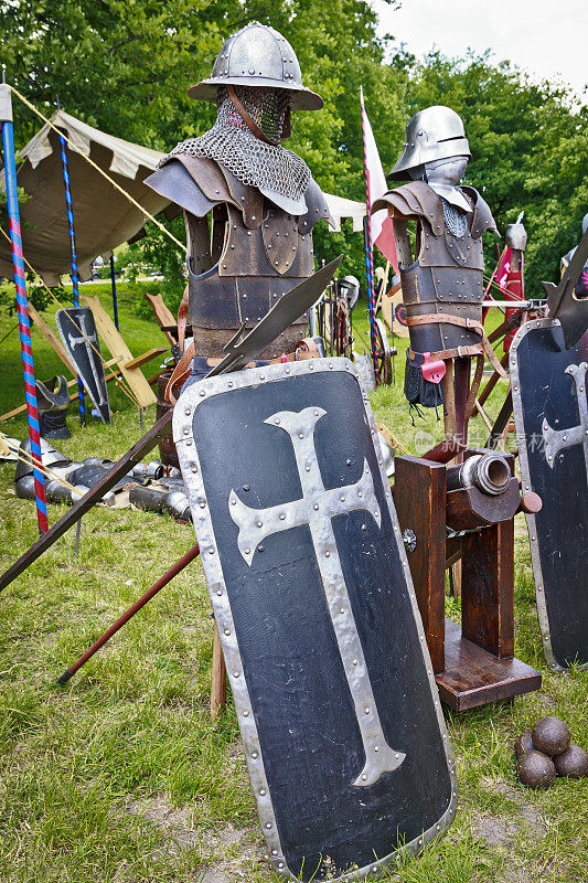 中世纪骑士的盔甲和武器